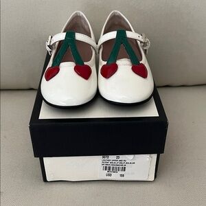 Gucci Kids White Dress Shoes with Red Hearts